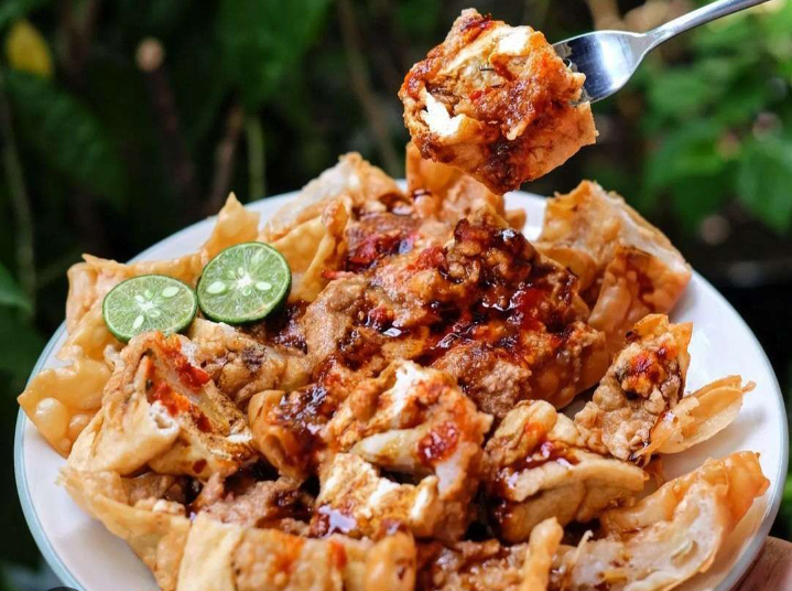 singkatan dari bakso tahu goreng, adalah jajanan khas Bandung yang terbuat dari adonan ikan dan tahu yang digoreng renyah lalu disajikan dengan saus kacang.