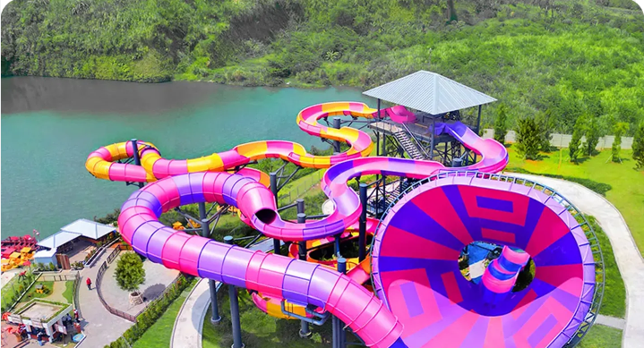 Selain wahana air, Wahoo Waterworld juga menyediakan fasilitas lengkap seperti food court, ruang ganti, hingga area istirahat keluarga.