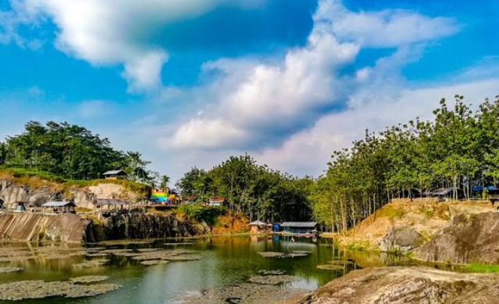 Tampomas Banjarnegara wisata Banjarenagara yang menyajikan tebing batu andesit, sering pula disebut dengan nama Gunung Batu Tampomas.