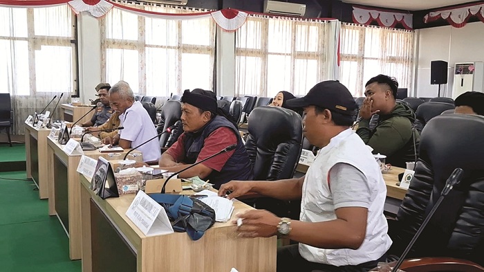 DISKUSI: Ketua PKL Arek Lancor Pamekasan Bambang Widiatmono menyampaikan pendapat dalam audiensi di DPRD Pamekasan Selasa (7/10). (FAUZI UNTUK JPRM)