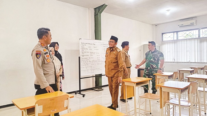 SEMRINGAH: Bupati Sumenep Achmad Fauzi Wongsojudo meninjau ruang kelas Sekolah Rakyat di gedung SKD yang terletak di Kecamatan Batuan, Selasa (30/9). (MOH. LATIF/JPRM)