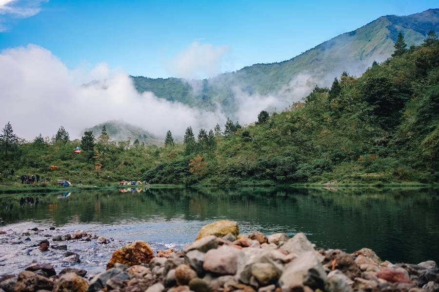 Menikmati keindahan alam di Danau Tanralili