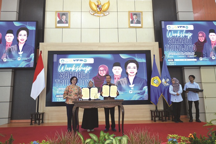 KERJA SAMA: UTM teken MoU sebagai bentuk komitmen ciptakan lingkungan kampus tanpa kekerasan di Lantai 10 Gedung Graha Utama UTM, Bangkalan, Rabu (8/10). (UTM UNTUK JPRM)