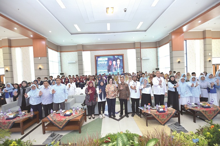 KOMITMEN: Seluruh peserta workshop Sahabat Trunojoyo berfoto bersama Inspektur Jenderal Kemendiktisaintek Chatarina Muliana Girsang di di Lantai 10 Graha Utama UTM, Rabu (8/10). (UTM UNTUK JPRM)
