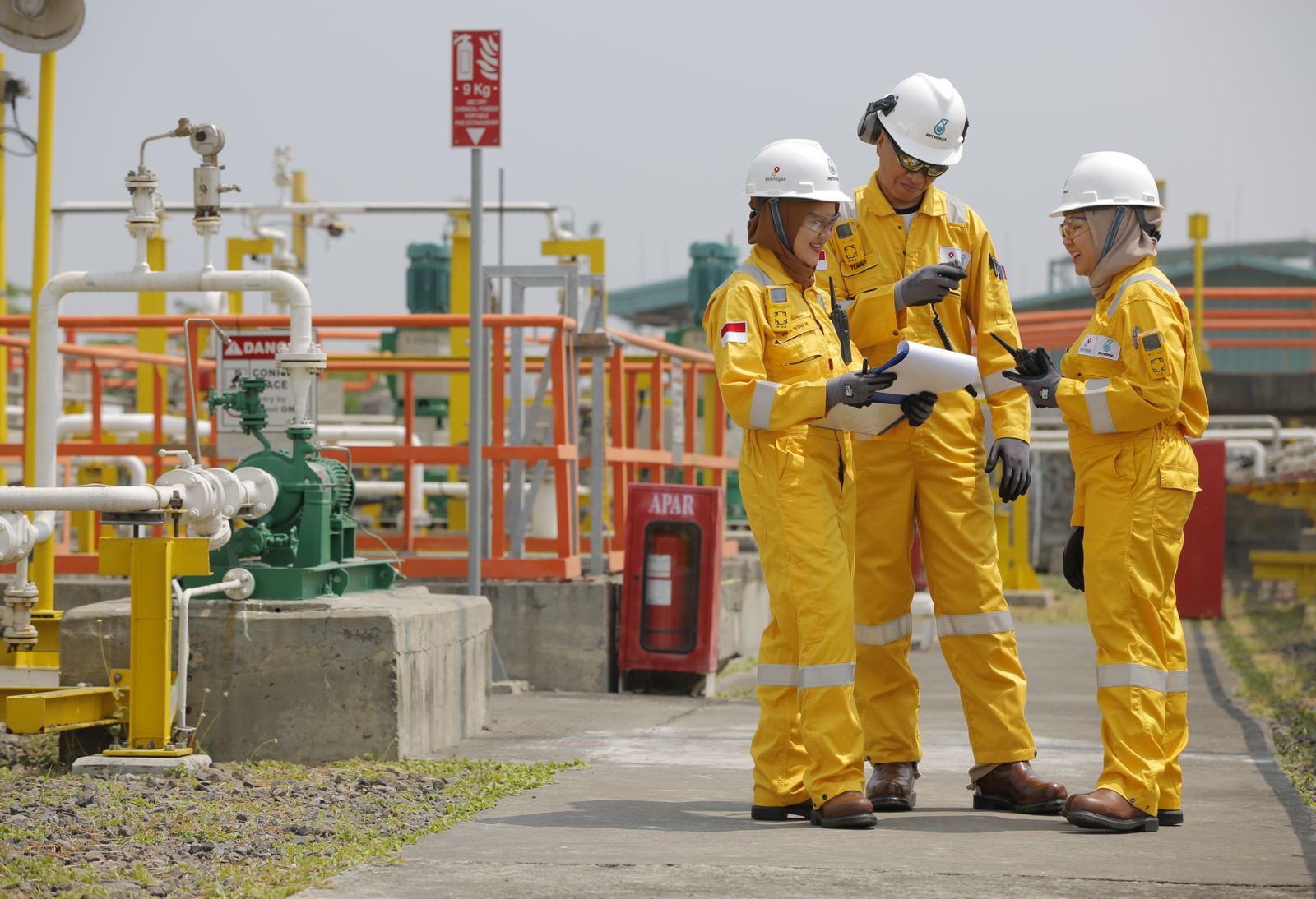 PROFESIONAL: Pekerja PETRONAS Indonesia memonitor falidasi meter.