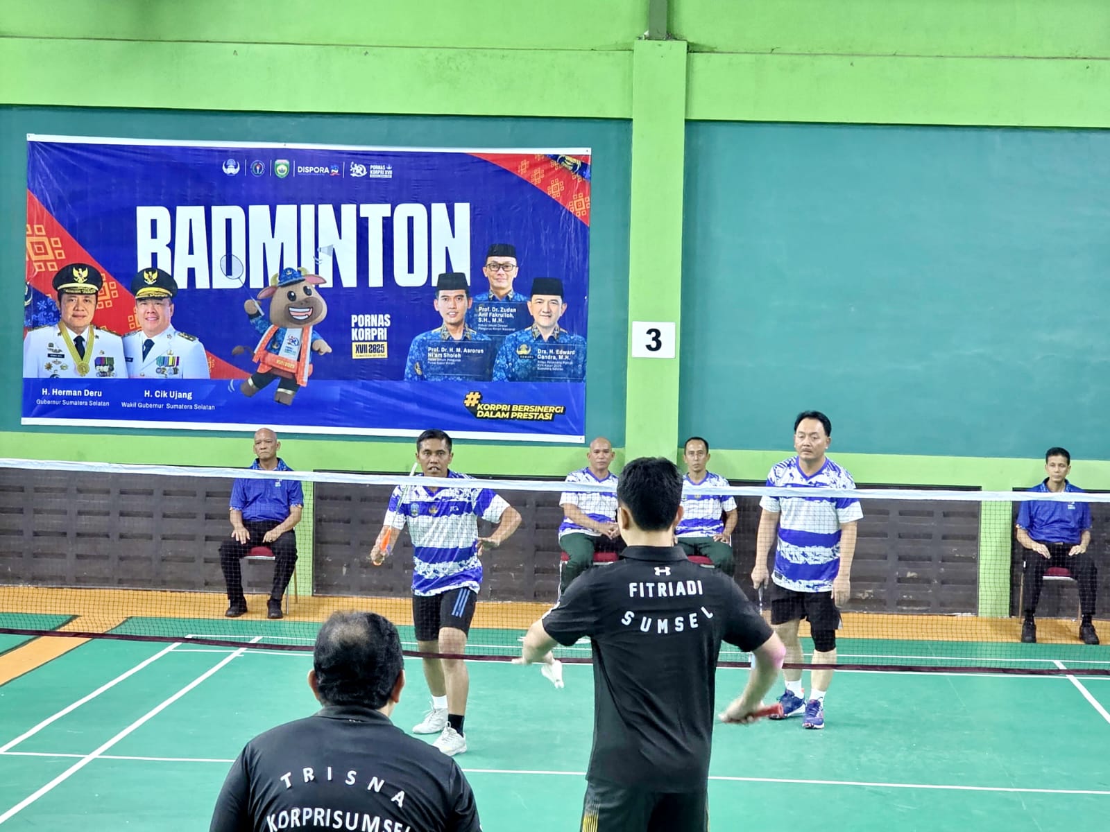 MELAJU KE SEMIFINAL: Atlet badminton Jatim saat bertanding dengan tim Sulawesi Selatan pada Senin (6/10).