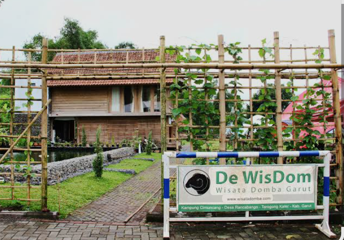 Nuansa alami terasa kuat begitu melangkah ke area utama De Wisdom