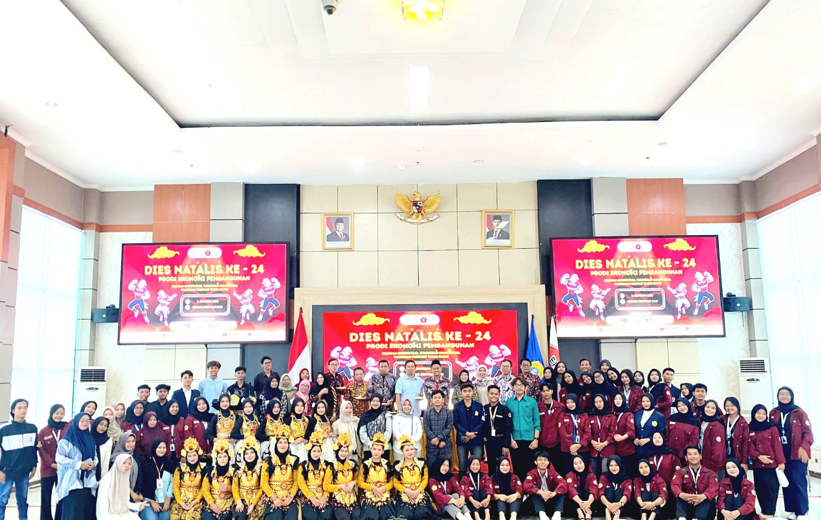 SUKSES: Panitia dan dosen berfoto bersama seusai acara Specdev. (UTM UNTUK RADARMADURA.ID)