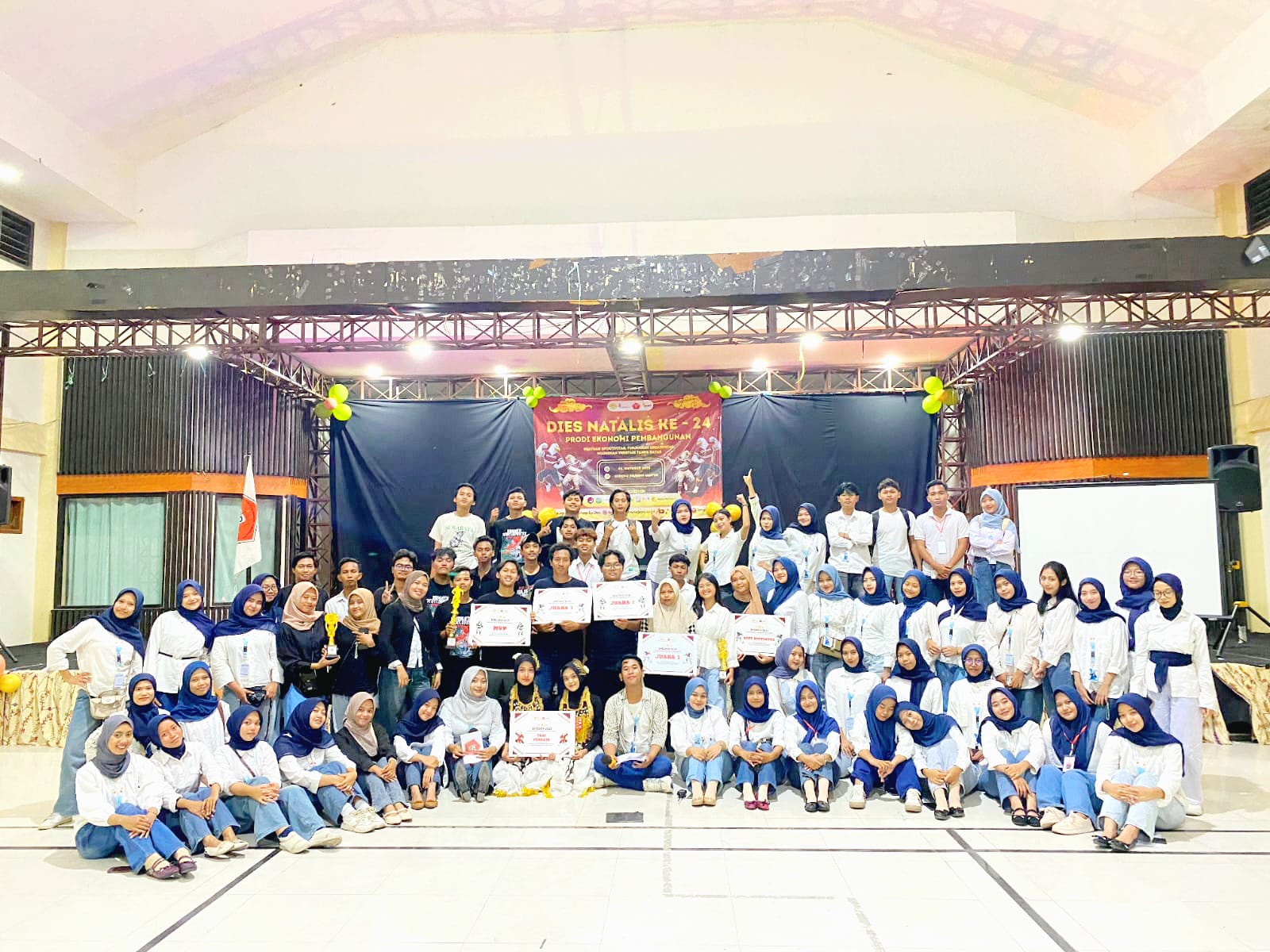 JAWARA: Para pemenang foto bareng pendukung di sela-sela acara Specdev. (UTM UNTUK RADARMADURA.ID)