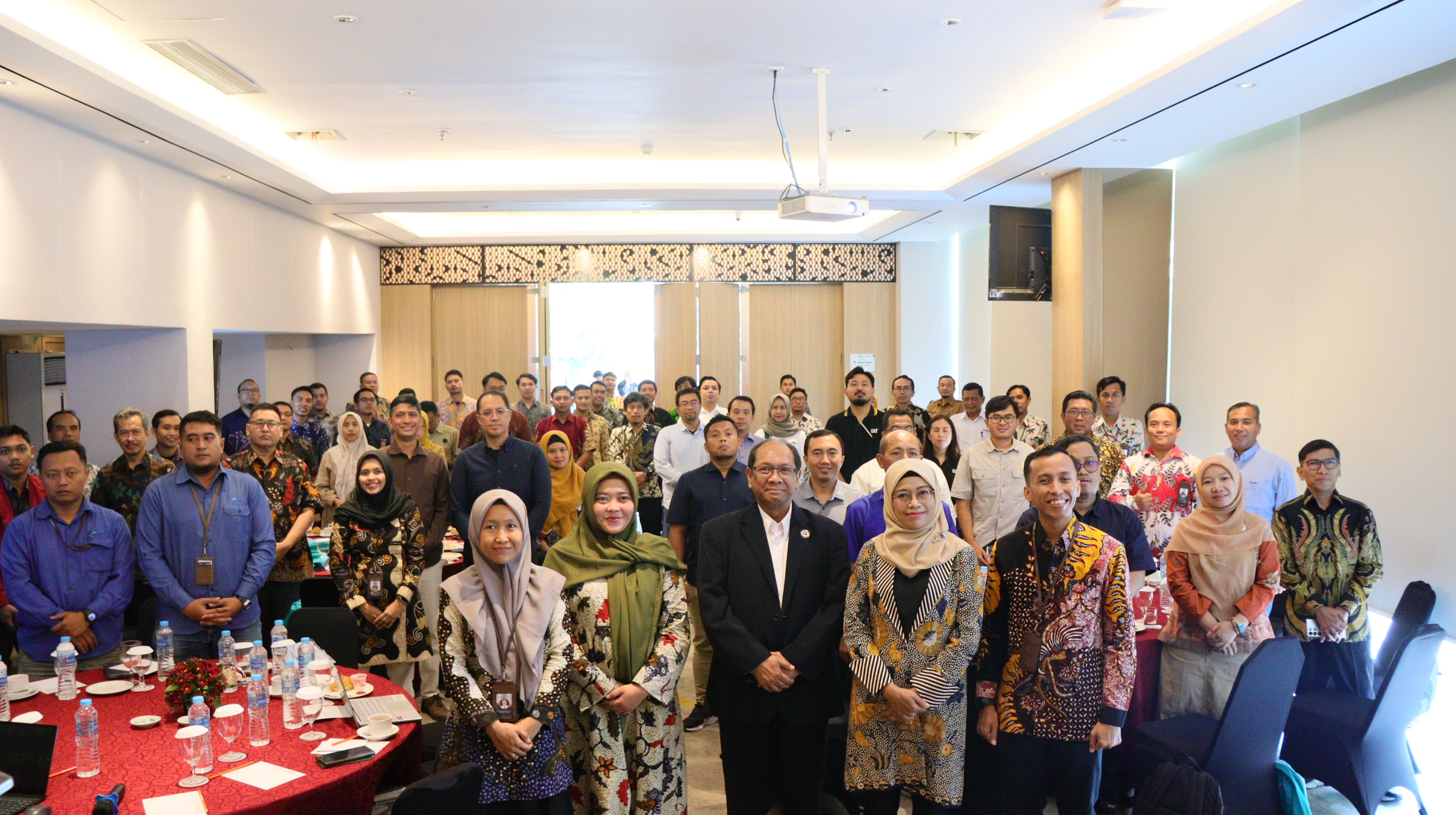 KOMPAK: Direktur Poltera Laily Ulfiyah (depan dua dari kiri) foto bareng peserta kegiatan FGD dewan penasihat industri usai kegiatan di Hotel Harris dan Conventions Gubeng, Surabaya, Rabu (8/10).