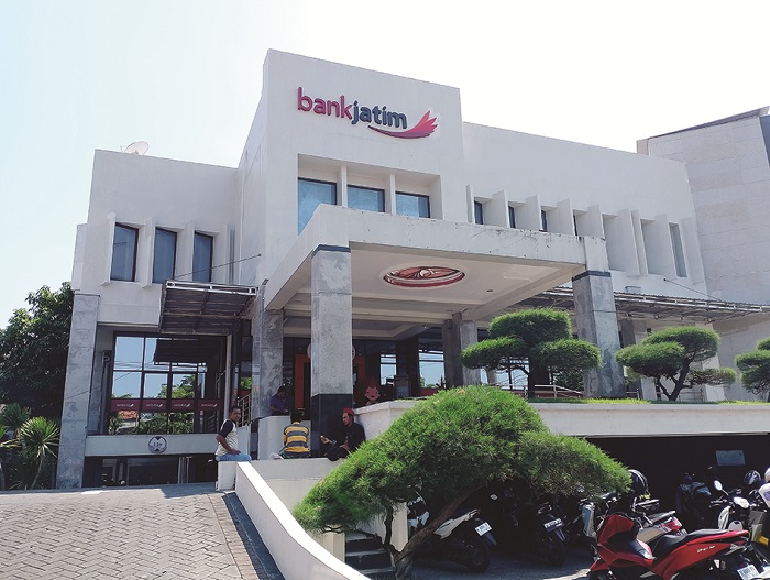 CERAH: Warga sedang berada di sekitar halaman kantor Bank Jatim Cabang Sampang yang terletak di Jalan KH Wachid Hasyim Nomor 111 Sampang Kamis (9/10). (UBAIDILLAHIR RAIE/JPRM)