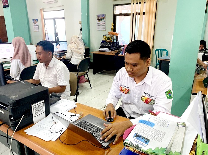 PENDATAAN: Pegawai Disperindag Pamekasan membuka data PR di akun SIINas Rabu (8/10). (AYU LATIFAH/JPRM)