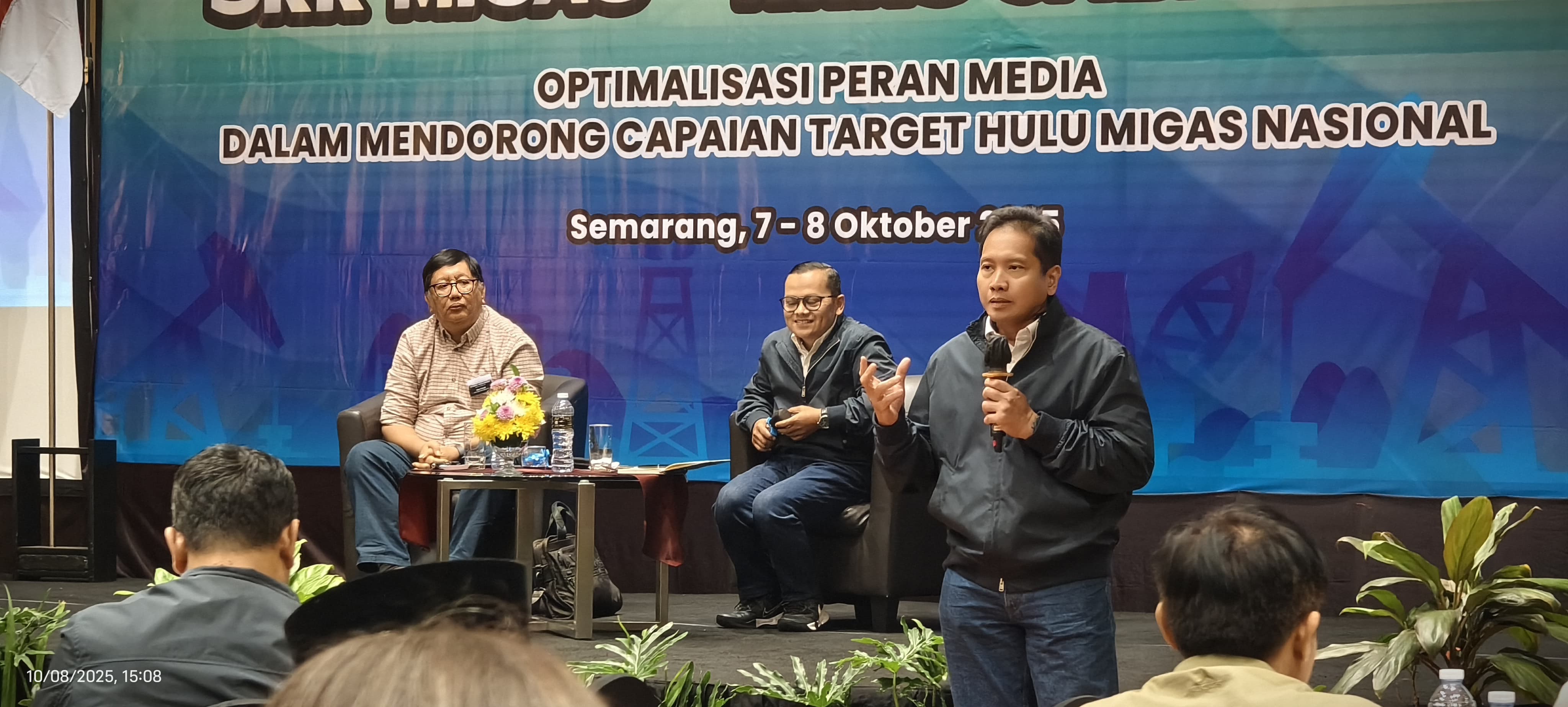 BERSINERGI: Kepala SKK Migas perwakikan Jabanusa, Anggono Mahendrawan, menyampaikan pendapatnya dihadapan pemimpin redaksi media di Semarang, Rabu (8/10)