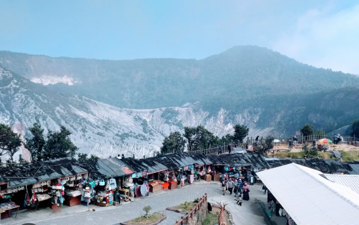 Selain menikmati keindahan kawah, pengunjung bisa berjalan santai di jalur pendakian ringan yang dikelilingi hutan pinus.