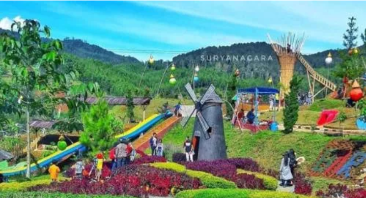 Berada di ketinggian lebih dari 1.000 meter di atas permukaan laut, Dago Dreampark menawarkan pemandangan hijau menenangkan.