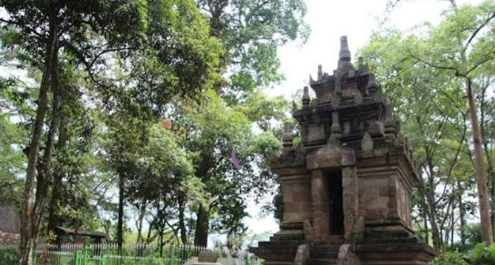 Candi Cangkuang terletak di Desa Cangkuang, Kecamatan Leles, Kabupaten Garut, Jawa Barat.