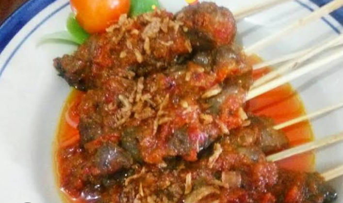 Rahasia kelezatan sate ati ampela terletak pada bumbu yang meresap sempurna hingga ke dalam