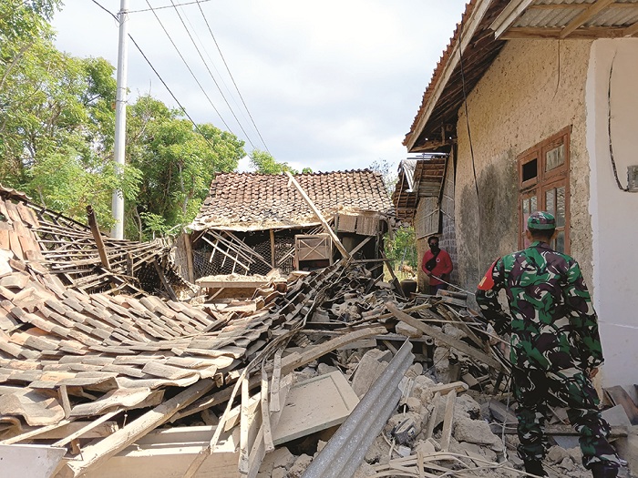 RUSAK: BPBD Sumenep bersama tim saat melakukan asesmen terhadap rumah warga yang rusak terdampak gempa di Pulau Sapudi, Sumenep. (BPBD UNTUK JPRM)