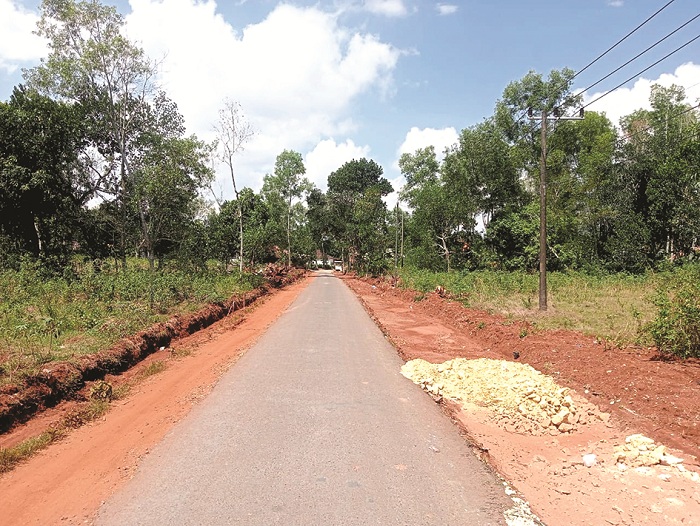MELEBAR: Proyek pelebaran jalan di Desa Bulangan Barat, Kecamatan Pegantenan, Pamekasan. (SYAMSURI UNTUK JPRM)