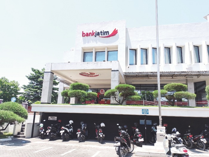 CERAH: Warga sedang berada di area kantor Bank Jatim Cabang Sampang yang menaungi Bank Jatim Unit Omben Jumat (10/10). (UBAIDILLAHIR RAIE/JPRM)