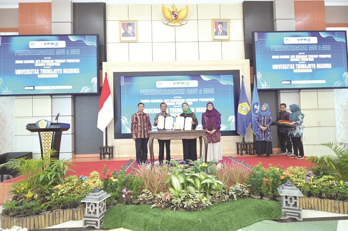 KOMITMEN: Rektor UTM Prof Safi teken MoU dengan Ketua Komnas Perempuan Dr Maria Ulfah Anshor terkait pencegahan kekerasan dalam kampus Jumat (10/10). (UTM UNTUK JPRM)
