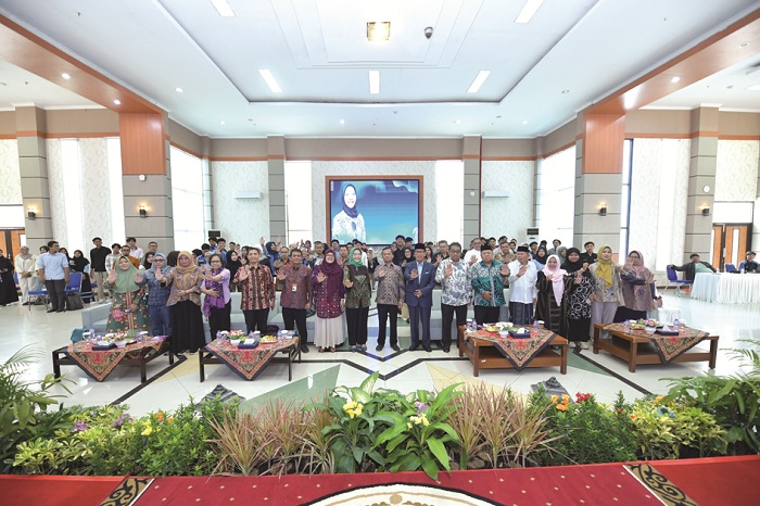 KOMITMEN: Rektor UTM Prof Safi dan Ketua Komnas Perempuan Dr Maria Ulfah Anshor berfoto bersama peserta kuliah umum bertajuk Sosialisasi Stop Kekerasan di Lingkungan Kampus Jumat (10/10).