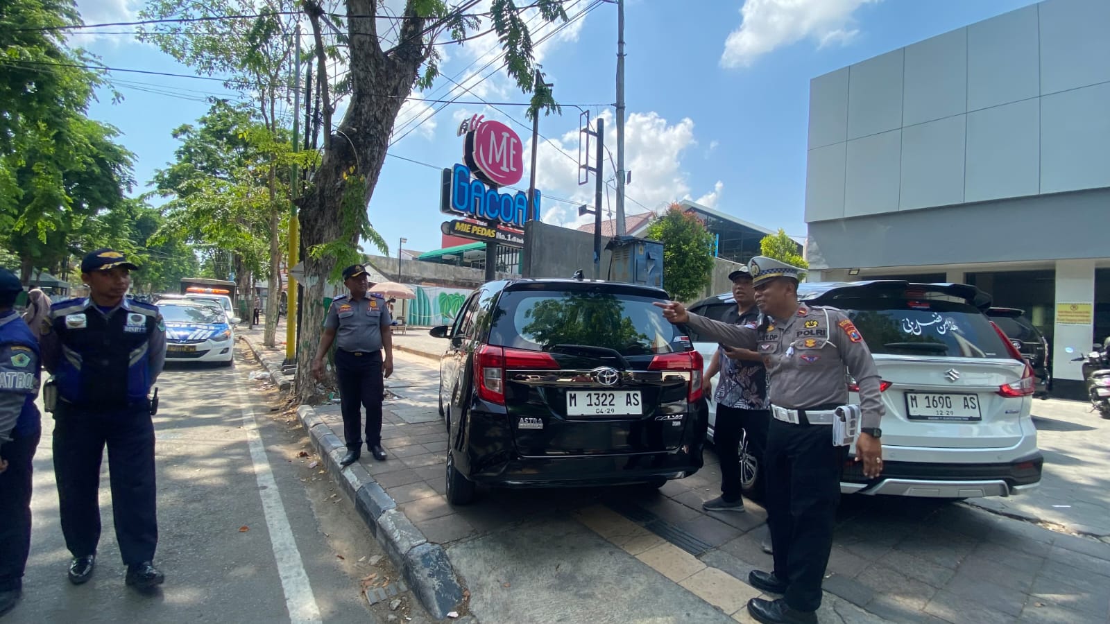 PENERTIBAN: Petugas dishub dan Polres Pamekasan melakukan penertiban di Jalan Jokotole, Kamis (9/10).