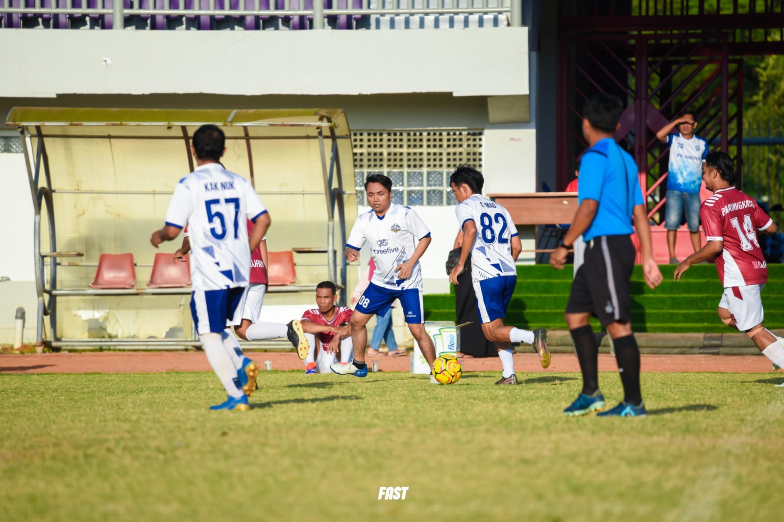 ADU SKILL: Pemain Warta FC (jersei putih) melakoni uji coba melawan Bhayangkara FC di SGMRP Pamekasan, Rabu (4/6).