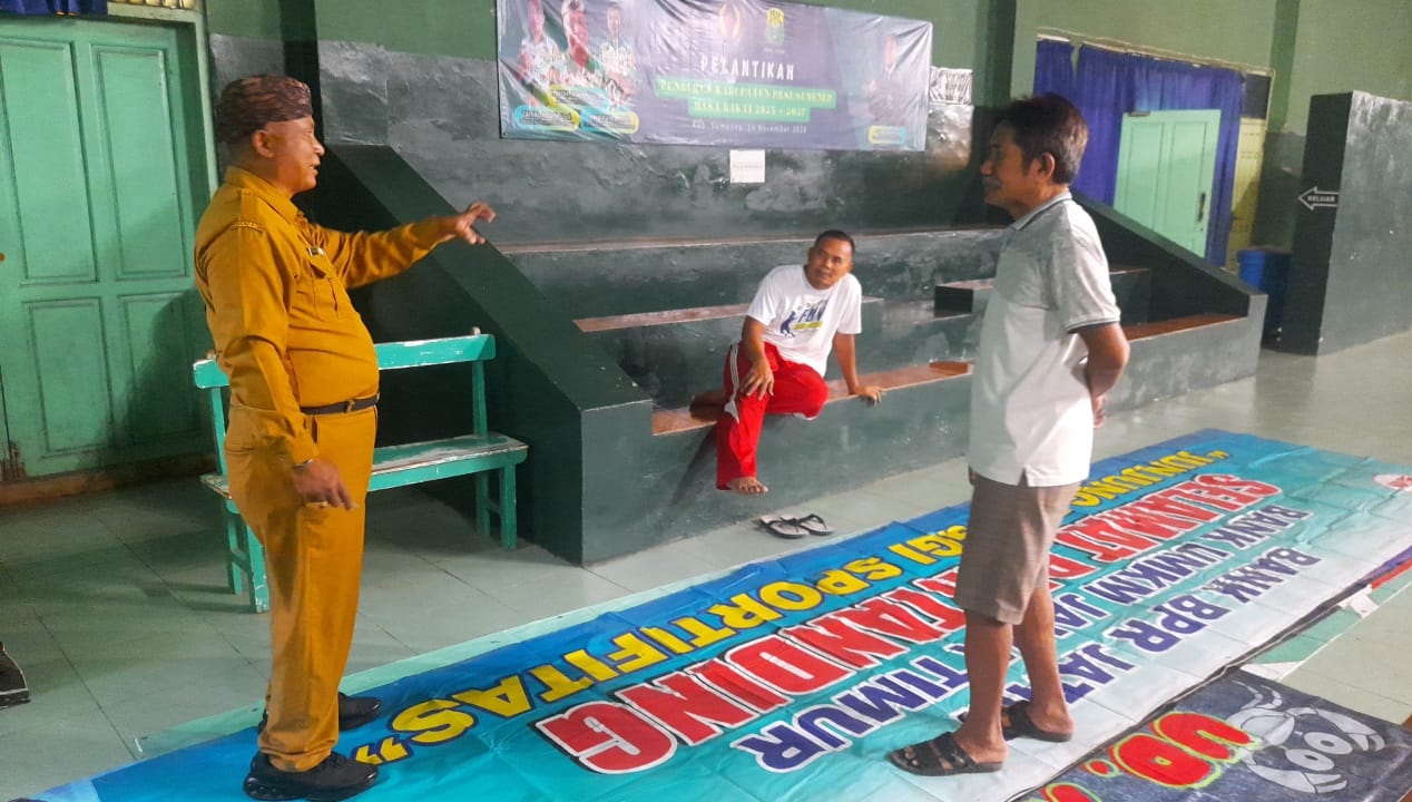 SIAP DIGELAR: Ketua cabor PBSI Sumenep Mohamad Iksan mengecek persiapan venue pertandingan kejurkab di Kelurahan Pajagalan, Kecamatan Kota, Kamis (9/10).