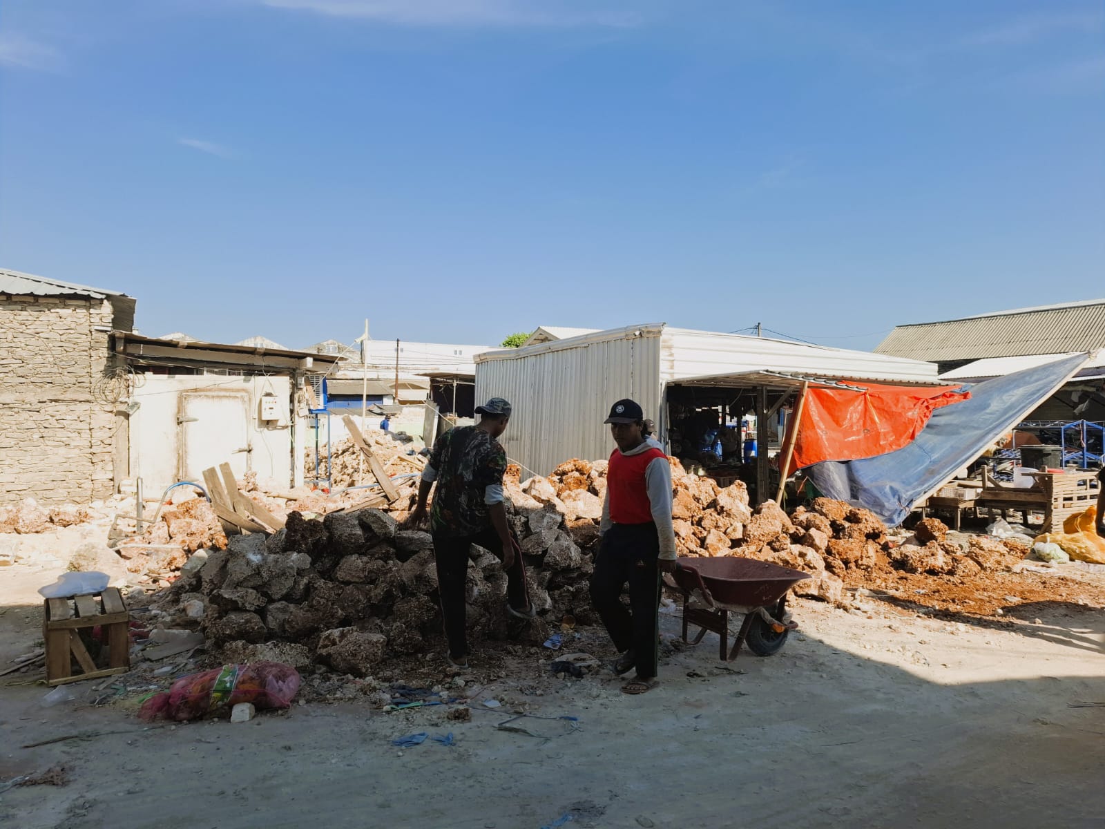 SEDANG DIKERJAKAN: Para pekerja sedang mengangkut batu fondasi di Pasar Anom Baru Sumenep, Jumat (10/10.