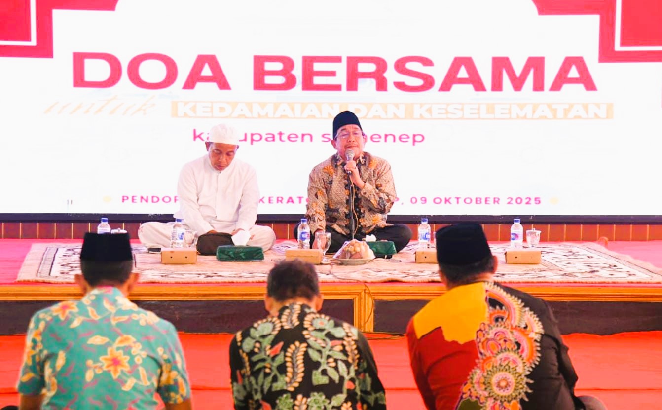 KHUSYUK: Wakil Bupati Sumenep mengikuti kegiatan doa bersama di Pendopo Agung Keraton Sumenep, Kamis (9/10).