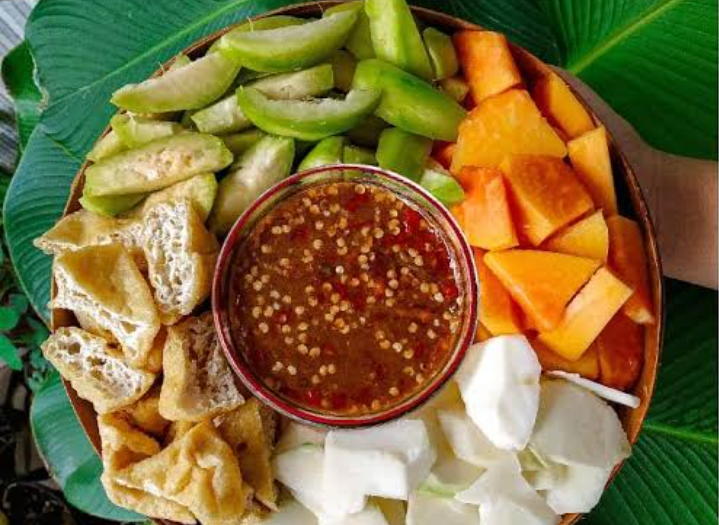Keunikan rujak Madura terletak pada bumbu sambalnya yang menggunakan petis udang berkualitas.