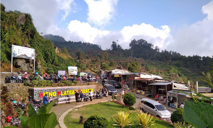 Selain Telaga Warna, Dieng juga terkenal dengan Kompleks Candi Arjuna yang sarat sejarah dan budaya