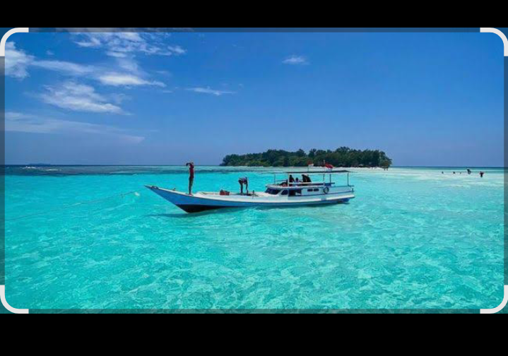 Keindahan pulau ini bahkan sering disandingkan dengan Maldives karena panorama lautnya yang luar biasa