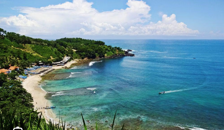 Tak hanya pemandangan alam, Pantai Menganti juga menawarkan berbagai spot foto menakjubkan