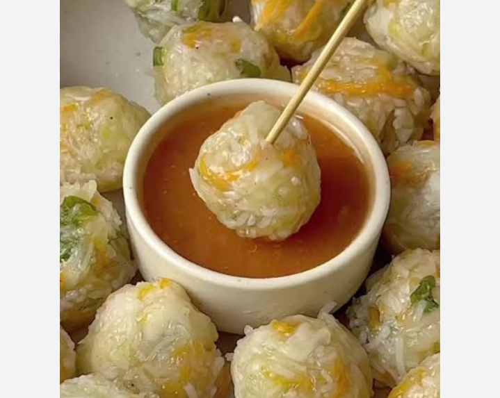 Kombinasi sayuran segar seperti wortel, kubis, dan jamur membuat dimsum ini kaya serat dan vitamin.
