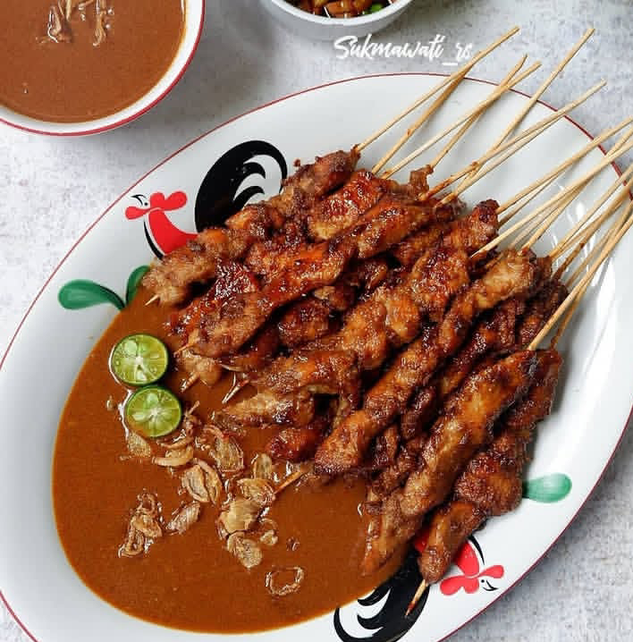 Rahasia kelezatan sate ayam ini terletak pada racikan bumbunya yang sederhana tapi kaya rasa.