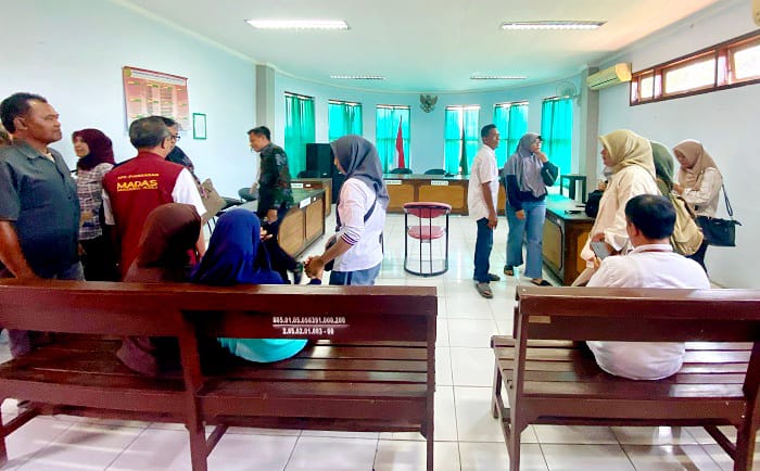 TUNTAS: Peserta sidang membubarkan diri usai vonis di Pengadilan Negeri Pamekasan Jumat&nbsp;(10/10). (MOH. IQBAL AFGANI/JPRM)