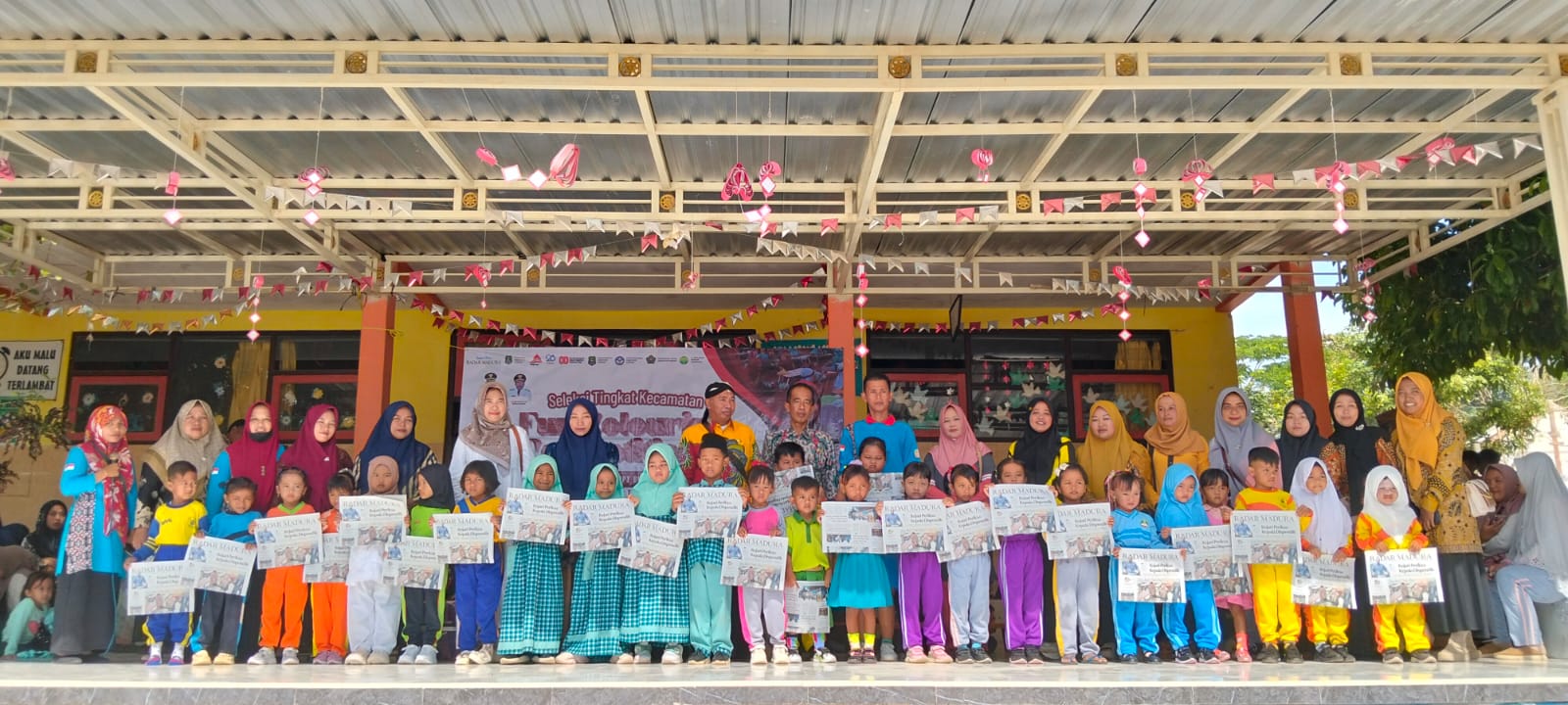 ANTUSIAS: Sejumlah peserta lomba mewarnai dan coding Tingkat TK/RA dan Kelompok bermain di SDN Batu Putih Laok, Sabtu (4/10)