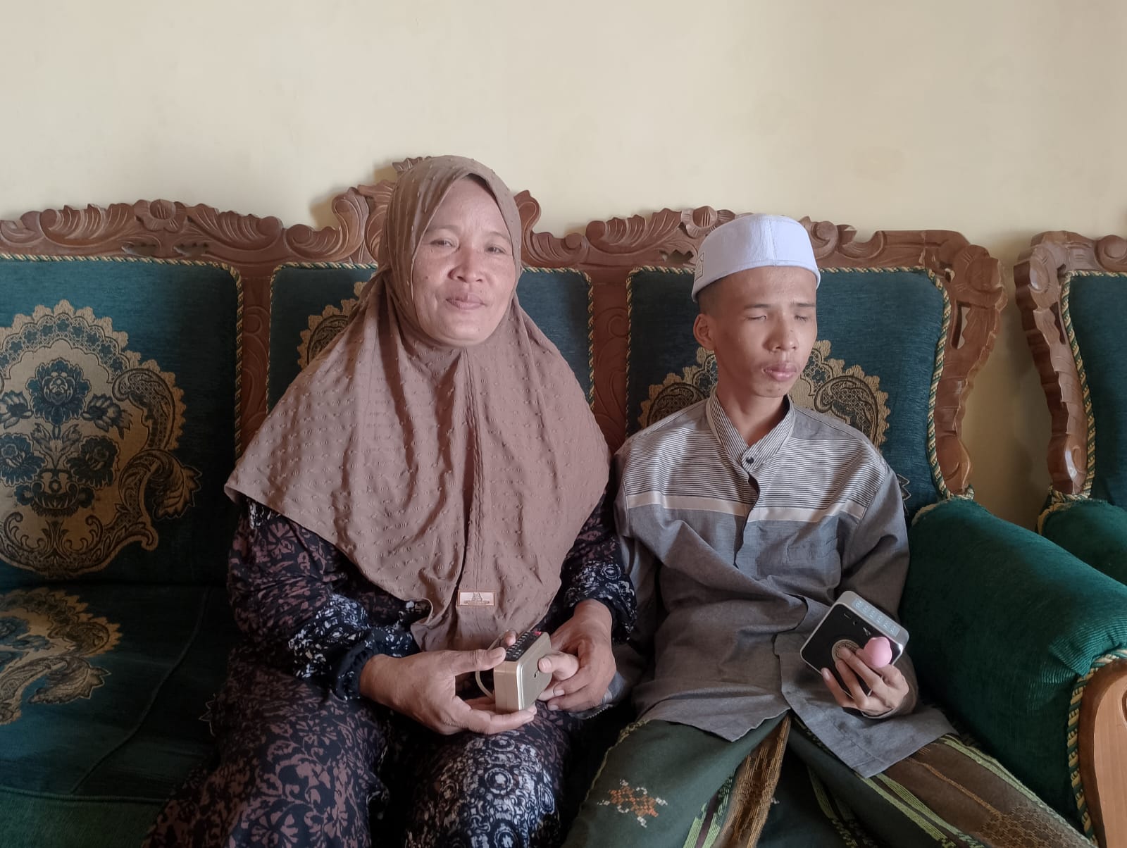 INSPIRATIF: Abi Yaqub (kanan) didampingi ibunya, Dhohirowati, saat ditemui di rumahnya yang terletak di Jalan Mangkubumi, Dusun Ponjuk, Kelurahan Polagan, Kecamatan Kota Sampang, Jumat (10/10)