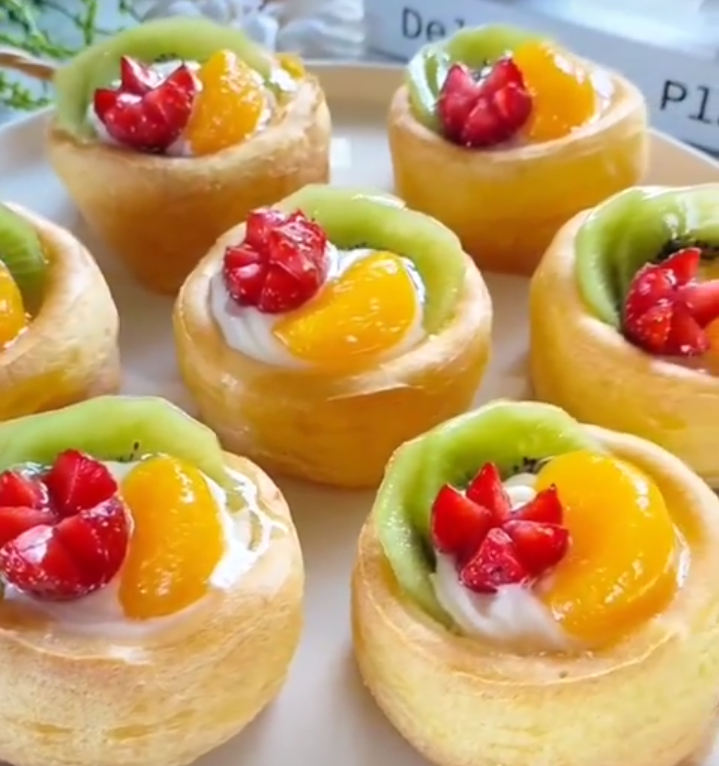 Kelezatan soes buah terletak pada perpaduan kulitnya yang renyah dengan krim lembut di dalamnya.
