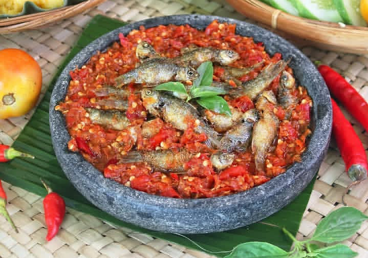 Kombinasi ikan wader yang gurih dengan sambal pedas menggigit membuat siapa pun tak sanggup menolak aromanya