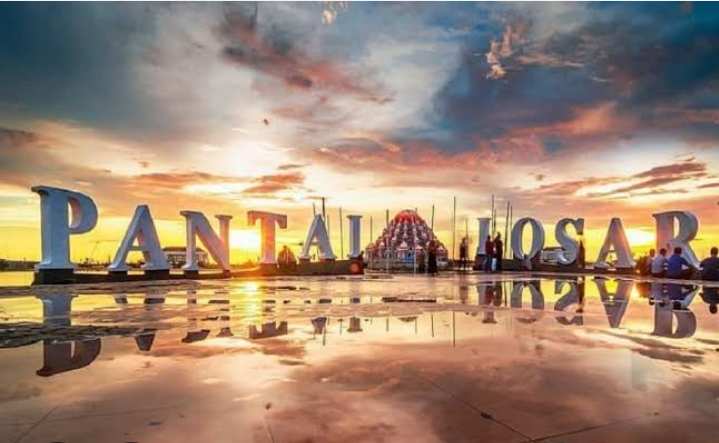 Salah satu alasan utama orang datang ke Pantai Losari adalah untuk menyaksikan matahari terbenamnya