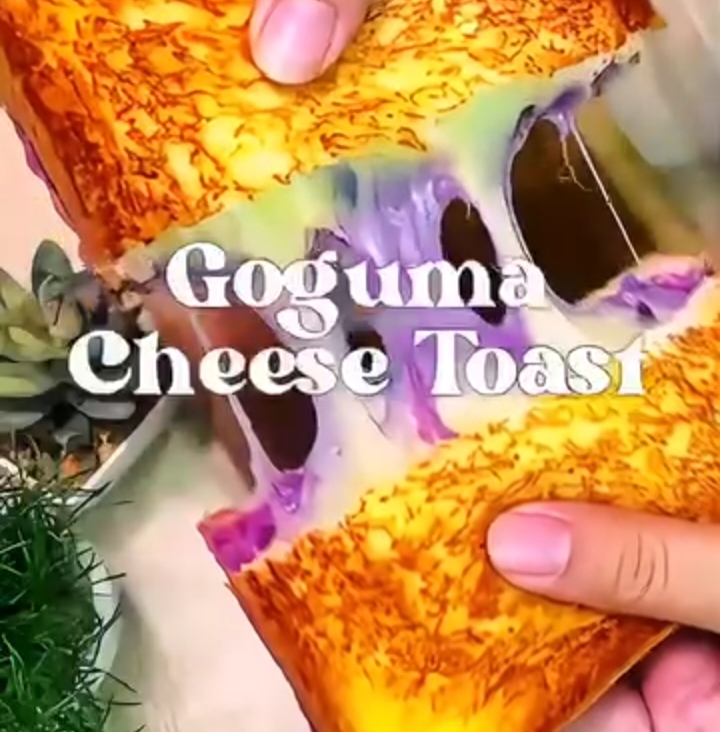 Goguma Cheese Toast menjadi viral bukan tanpa alasan. Perpaduan tekstur lembut roti, lumeran keju mozzarella,