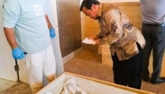 WAFAT: Proses kdentifikasi jenazah Martani Ardiman Arsapi dilakukan oleh petugas di Oman beberapa waktu lalu.