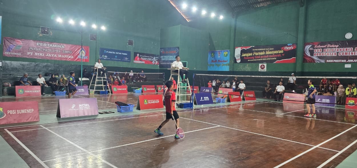 BERJALAN LANCAR: Peserta kejuaraan Bupati Sumenep Cup 2025 bertanding di GOR Sumekar Kelurahan Pajagalan, Jumat (10/10).