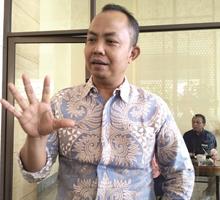 BERI KETERANGAN: Ketua Komisi Pengaduan dan Penegakan Etika Pers, Dewan Pers, Muhammad Jazuli saat diwawancarai usai acra lokakarya di Semarang, Senin (6/10). (MOH. SUBHAN/JPRM)