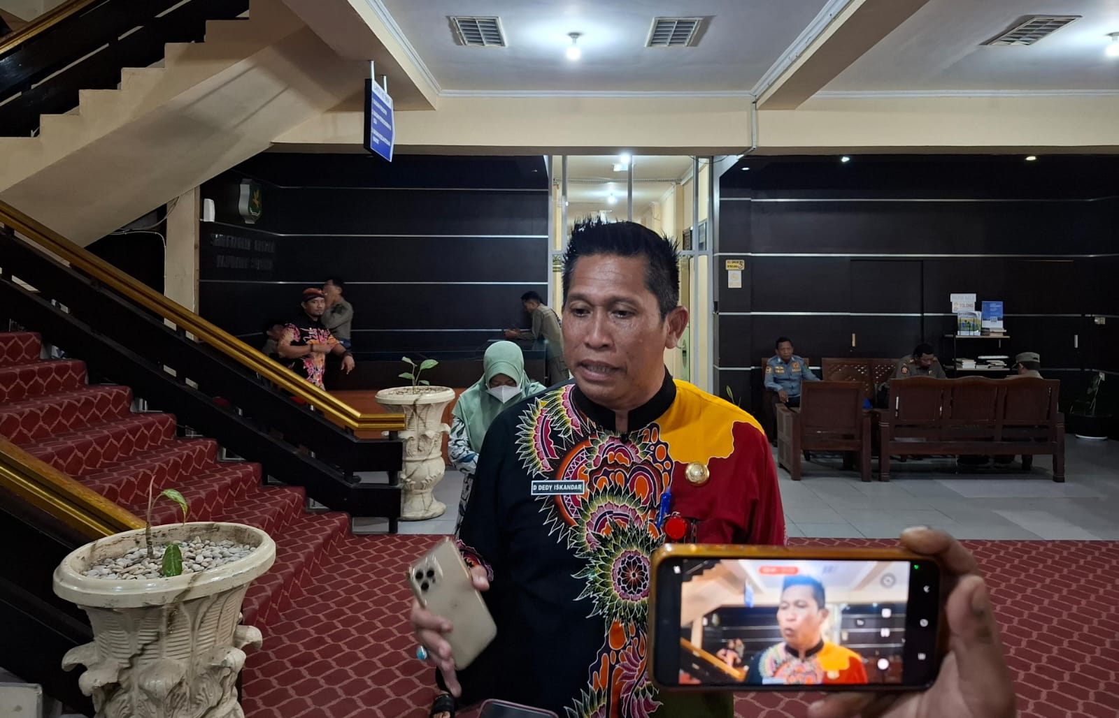 TEGAS: Kabag Perekonomian dan SDA Setkab Sumenep Dadang Dedy Iskandar memberikan keterangan pres Kamis (11/9)