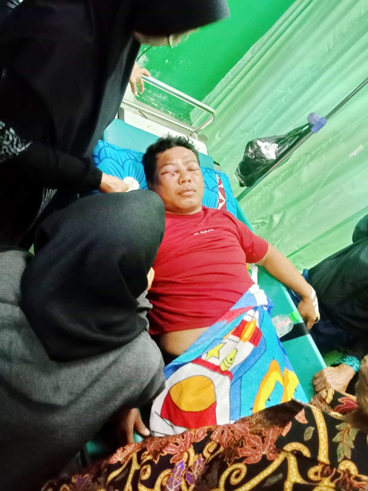 TERBARING: Korban penganiayaan Ahmad mendapatkan perawatan di RSUD Waru, Pamekasan, Minggu (12/10). (TAUFIK UNTUK JPRM)