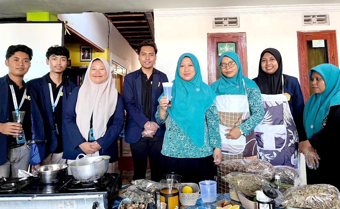 BERBAGI ILMU: Dosen dan mahasiswa UTM berfoto bersama pengurus TP PKK Kertagena Tengah. (UTM UNTUK RADARMADURA.ID)